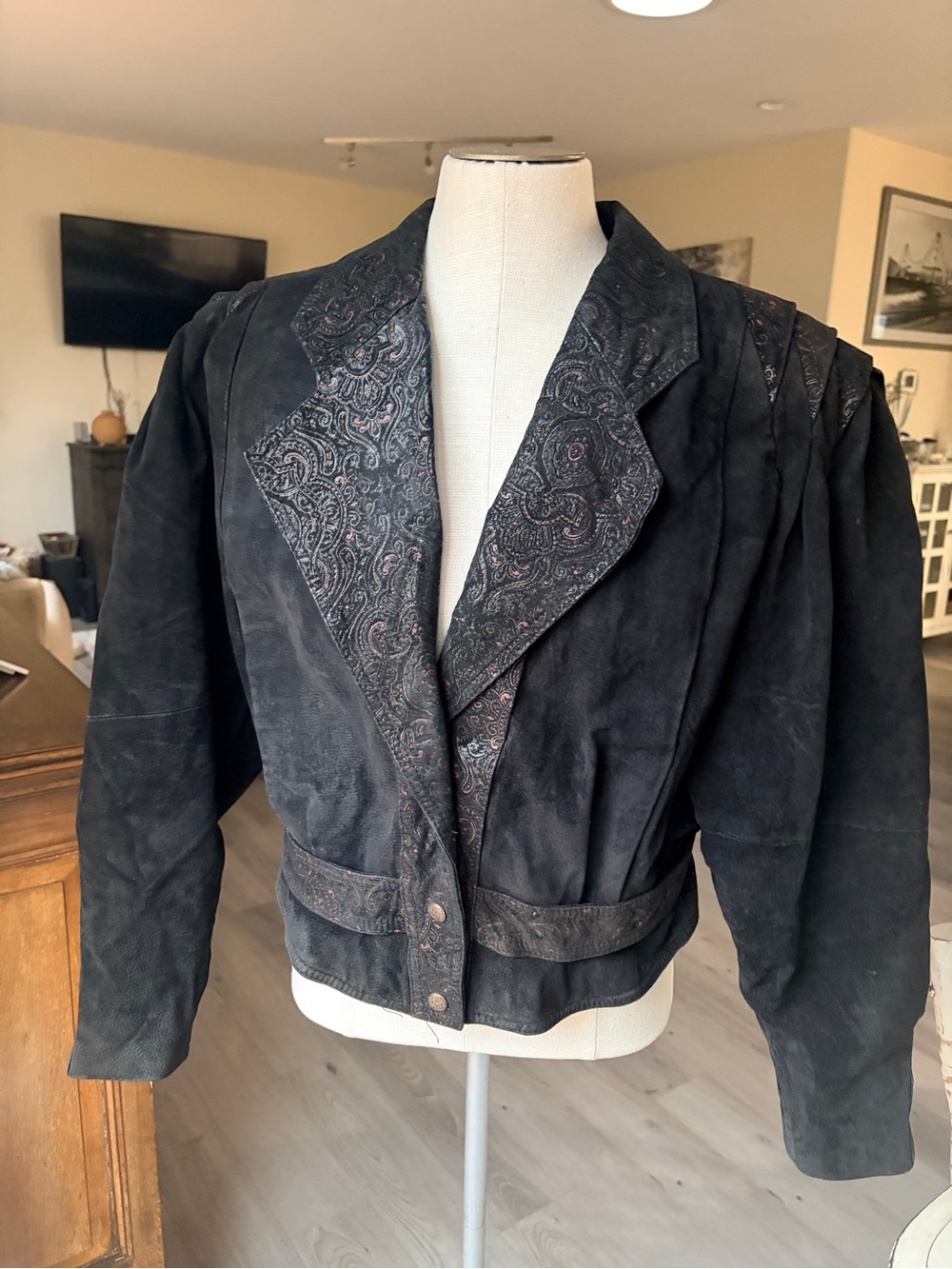 Vintage Classic 80’s G-III Black Suede w/Paisley Detail Crop Jacket.